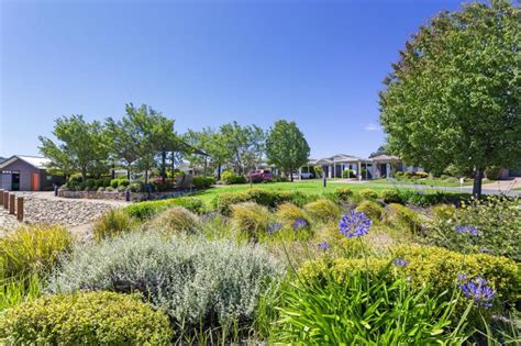 MacArthur Gardens .